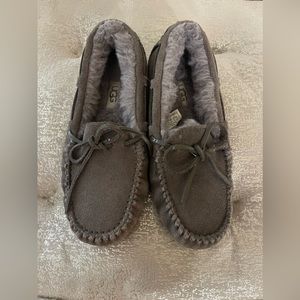 EXCELLENT Prewned condition These hard soled moccasinescwarmth SIZE 5
